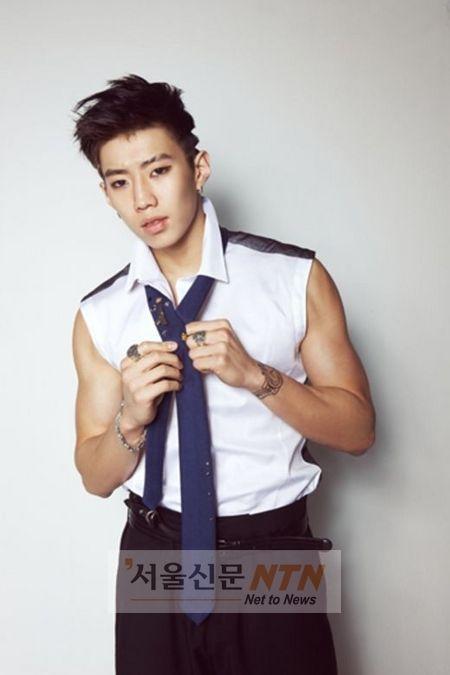 재범, 스모키 메이크업…손목 타투 ‘포인트’