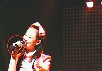 마이크 거꾸로 잡고 ‘입벙끗’ 여가수 끝내…