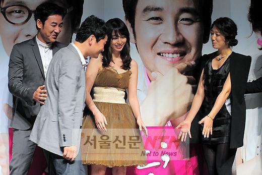 [NTN포토] ‘감독님, 가운데 자리로 오세요’