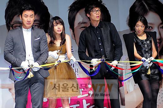 [NTN포토] 축포소리에 깜짝 놀란 ‘시라노;연예조작단’