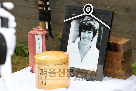 故 박용하, 오늘 49재…국내외 추모객 행렬 줄이어