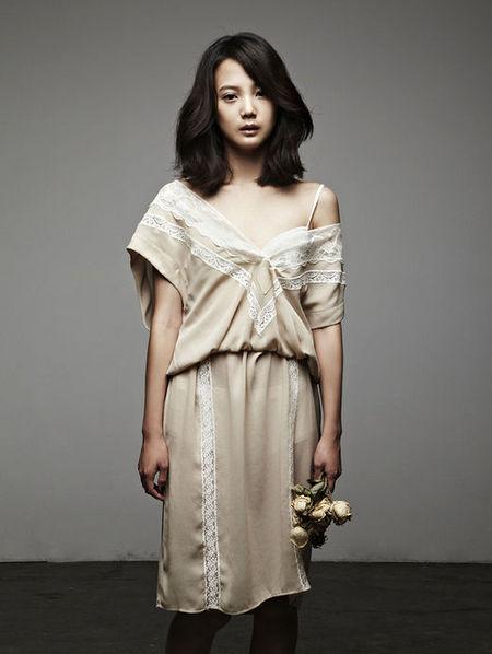‘장난스런키스’ 윤승아, 화보 속 ‘소녀와 여인 사이’