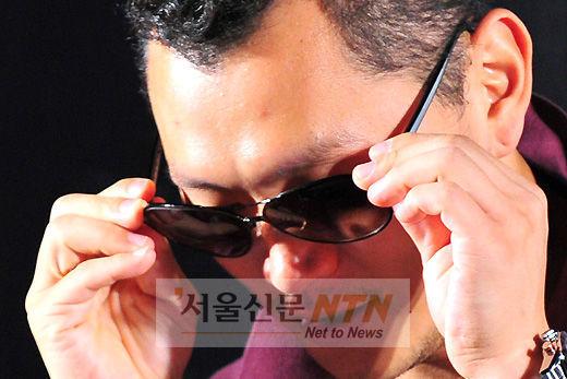 [NTN포토] 멋있게 선글라스 벗는 양동근