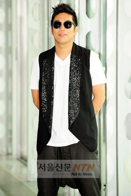 ‘병역기피 의혹’ MC몽, 경찰 소환 장시간 조사중