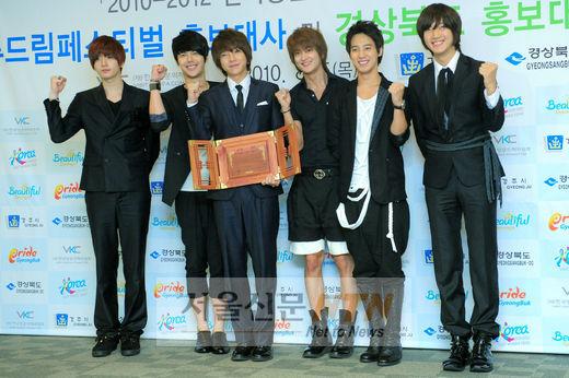 ‘남성 6인조’ 초신성, 3년 만에 한국무대 컴백