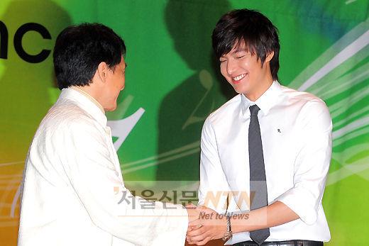 [NTN포토] 성룡과 악수하는 이민호 ‘쑥스럽네’
