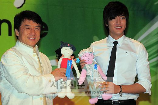 [NTN포토] 성룡·이민호 ‘인형에 얼굴 그렸어요’