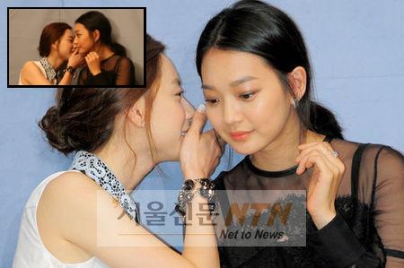 박수진-신민아 ‘여친구’ 제작발표회 귓속말 사진 화제