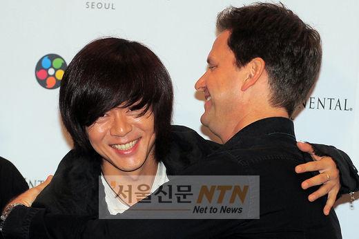 [NTN포토] 윤도현·존 니어만 ‘즐거운 포옹’