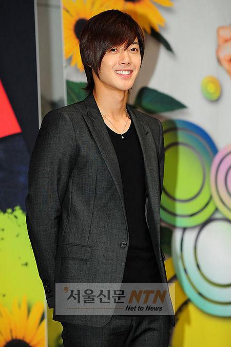 김현중 “솔로앨범 준비 맞고, SS501 해체는 아냐”