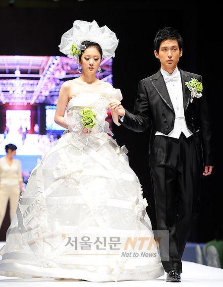 [NTN포토] 장나라, ‘친오빠와 함께 웨딩패션쇼 눈길’