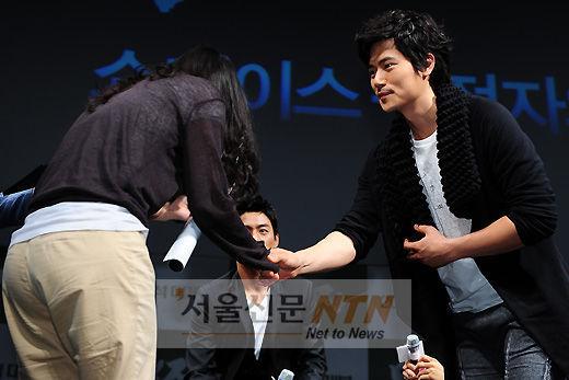 [NTN포토] 김강우, ‘젠틀한 악수란 이런 것’