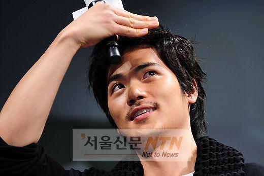 [NTN포토] 김강우, ‘내가 줄 선물 받을 행운자는 누구?’