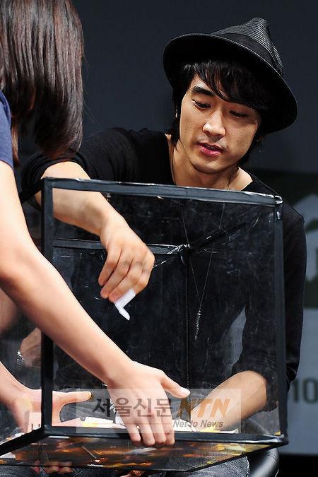 [NTN포토] ‘송승헌의 품에 안길 행운아는 누구?’