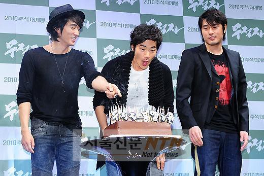 [NTN포토] 김강우, ‘이렇게 세게 불었는데도 안꺼지네?’