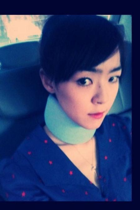 김윤아, 목디스크 인증샷 화제..“깁스도 패션소품”