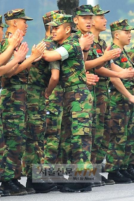 [NTN포토] 이정 ‘후임병들과 뜨거운 포옹’