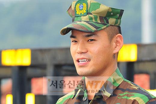 [NTN포토] 이정 ‘군전역후 환한모습’