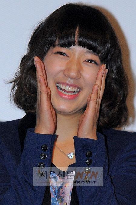 [NTN포토] 박신혜 ‘손안에 쏙 들어오는 작은얼굴’