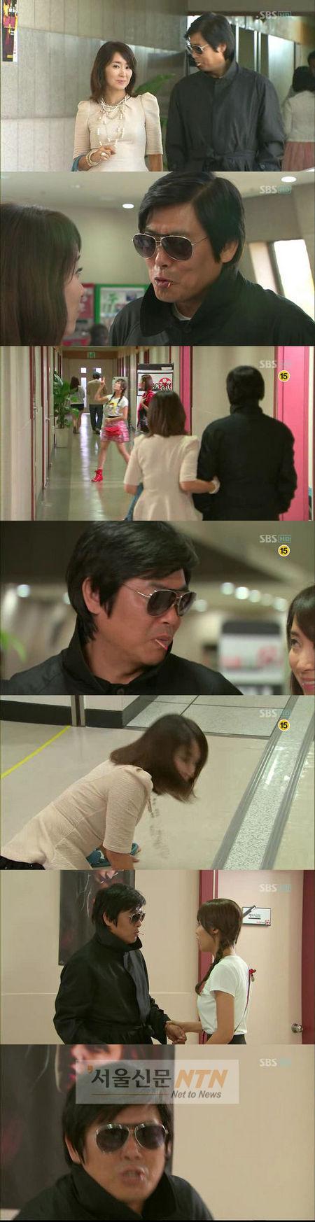 ‘여친구’ 성동일, 코트+선글라스+이쑤시개…‘미친 존재감’