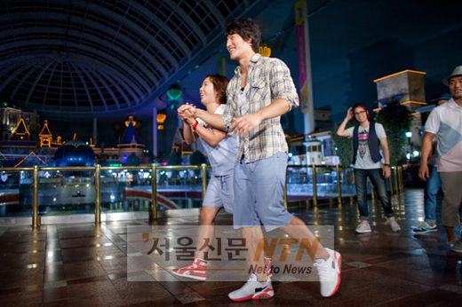 ‘런닝맨’ 신봉선, 김종국에 포옹...‘적극적인 애정공세’