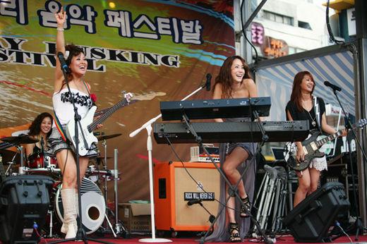 김정은밴드, 홍대서 깜짝 게릴라 콘서트…드라마 ‘전설이다’ 촬영