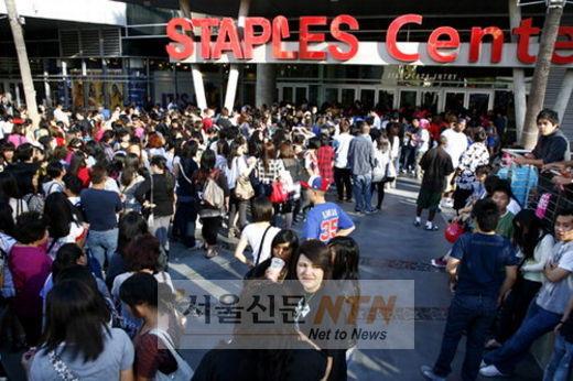 SM타운, LA공연에 美 팬연합 에어쇼로 환영