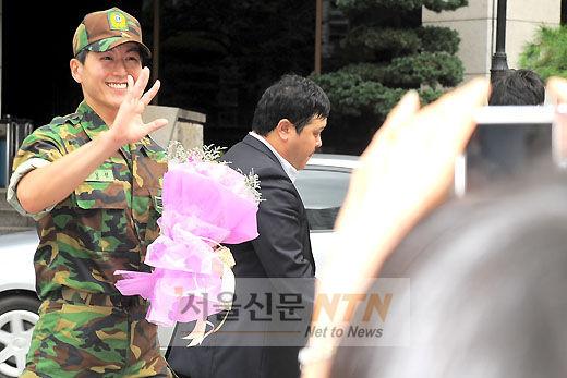 [NTN포토] 류수영 ‘팬들을 향한 반가운 손인사’