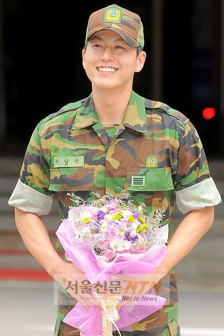[NTN포토] 류수영 ‘꽃다발 받고 싱글벙글’