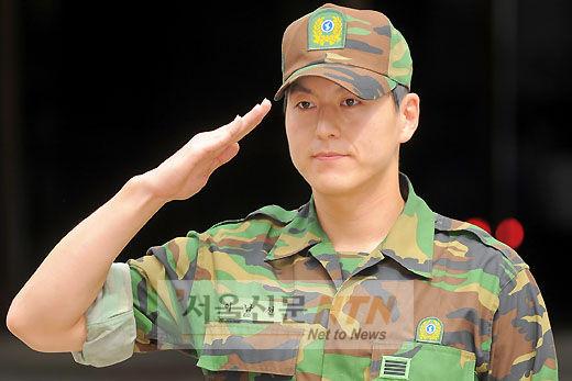 [NTN포토] 전역 신고하는 류수영 ‘힘찬 경례’