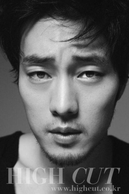 소지섭, 박용하 잃은 슬픔 담긴 흑백화보 공개