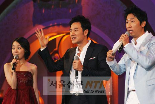 [NTN포토] 엄태웅 ‘가위바위보 해요’