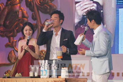 [NTN포토] 엄태웅 ‘멜론막걸리 너무 맛있어요’