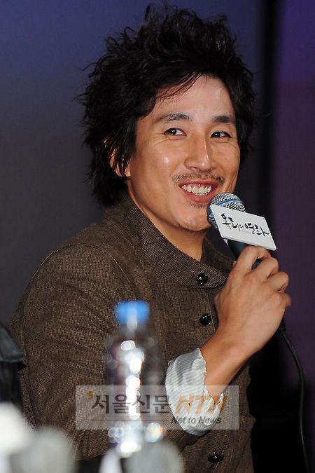 이선균 “난 소주 애호가, 키스신에서도 소주 마셔”