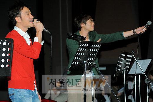 [NTN포토] 엄태웅·최다니엘 ‘모두 함께 불러요’