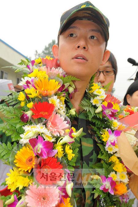 [NTN포토] 토니안 ‘팬에게 선물 받은 꽃목걸이’