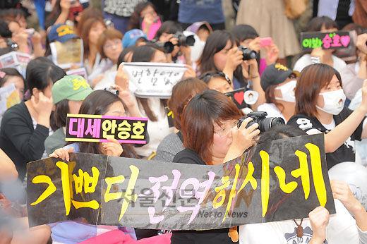 [NTN포토] ‘토니안, 기쁘다 전역하시네~’