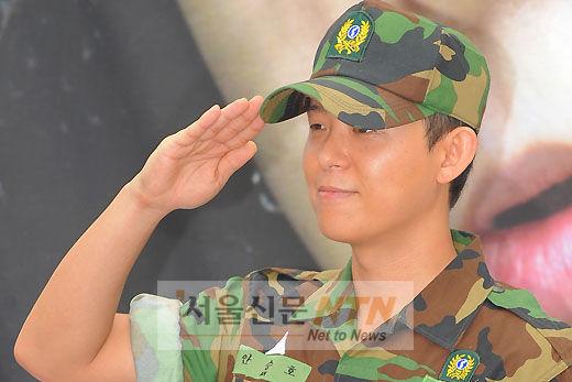 [NTN포토] ‘늦깎이 군전역’하는 토니안