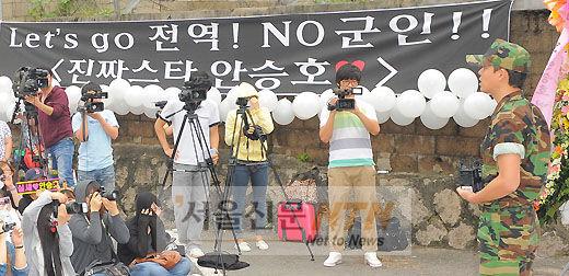 [NTN포토] 취재진의 인터뷰에 응하는 토니안