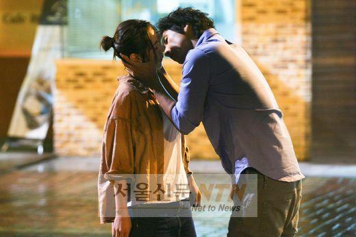 이선균+최강희, 빗속에서 ‘벼락키스’…‘쩨쩨한 로맨스’