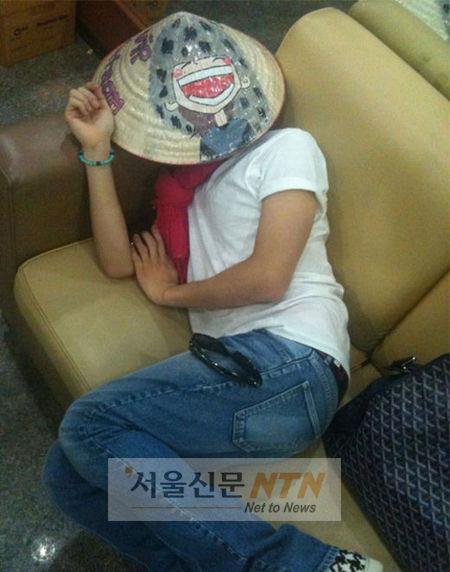 지드래곤, 베트남 팬이 준 삿갓 인증…“지삿갓”