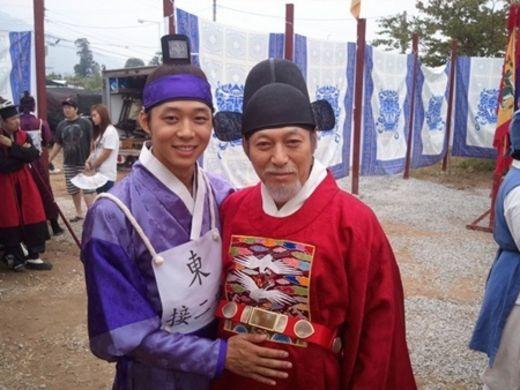 믹키유천, ‘아버지’ 김갑수 배에 손을? ‘성균관 인증샷’