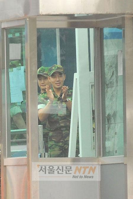 붐, 소속사 사장님 토니안 배웅 “전역 축하합니다”