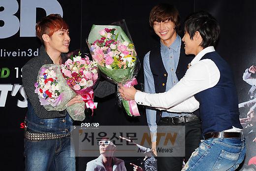[NTN포토] 이현 ‘감독 휘성의 데뷔, 축하해요’