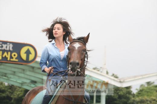 [추석영화大戰:한국③] ‘그랑프리’, 김태희 아크로바틱 키스신 압권