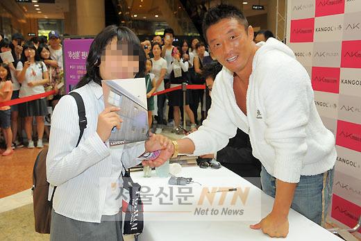[NTN포토] 추성훈 ‘여성팬과 사진 찰칵!’