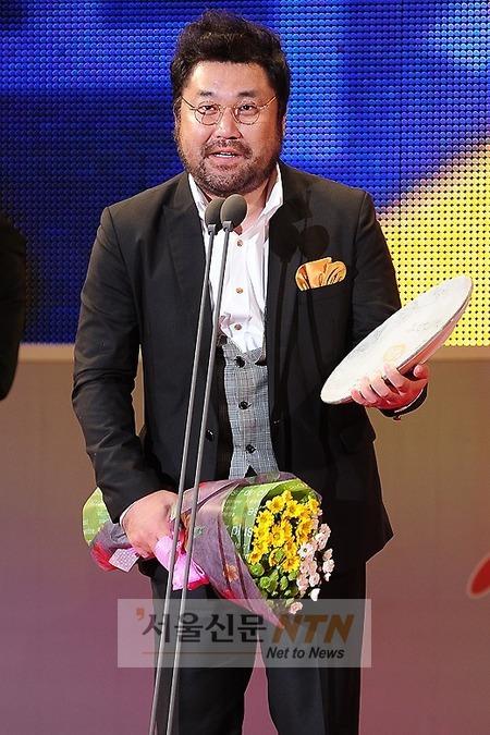 [NTN포토] ‘남우조연상’ 고창석 “상패가 정말 아름답네요”