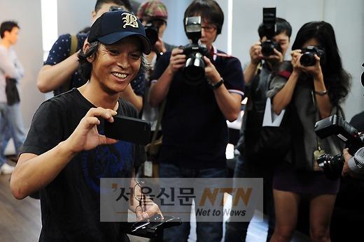 [NTN포토] 홍경표 감독 ‘이 아이폰4로 촬영해요’