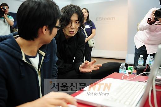 [NTN포토] 김재욱 ‘진지한 모니터링’