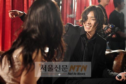 [NTN포토] 김재욱 ‘김윤서에게 보내는 미소’